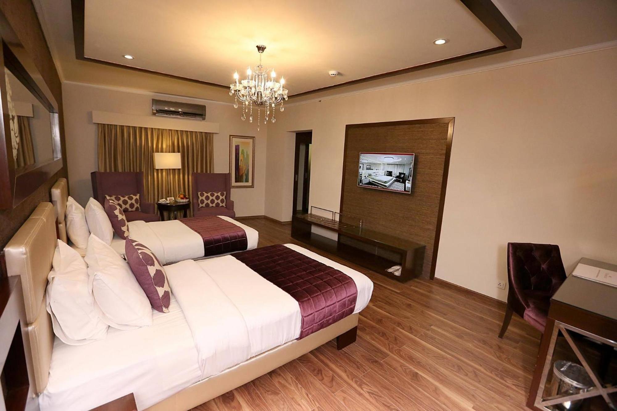 Ramada By Wyndham Multan Hotel Exterior foto